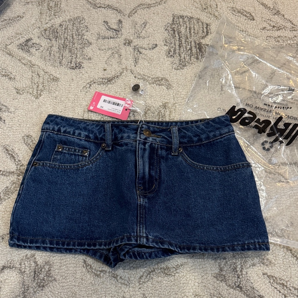 Edikted Dark Blue Denim Mini Skirt
NEVER WORN